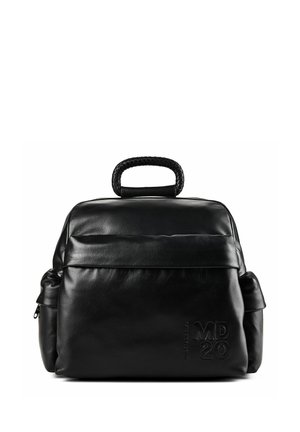 Mochila de cuero negro con asa trenzada, bolsillo frontal, compartimentos laterales y logotipo "MD 20" en relieve en la parte inferior frontal.