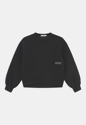 Czarny skrócony sweatshirt z opuszczonymi ramionami, okrągłym dekoltem i subtelnym logo z przodu. Miękki materiał o gładkiej fakturze.