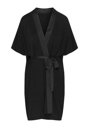 Czarny kimono w stylu szlafroka wykonany z miękkiej tkaniny z satynowym wykończeniem i pasującym paskiem; ma szerokie rękawy i luźny krój.