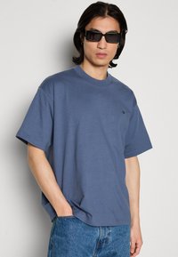 adidas Originals P ESS TEE - Navadna majica - preloved ink