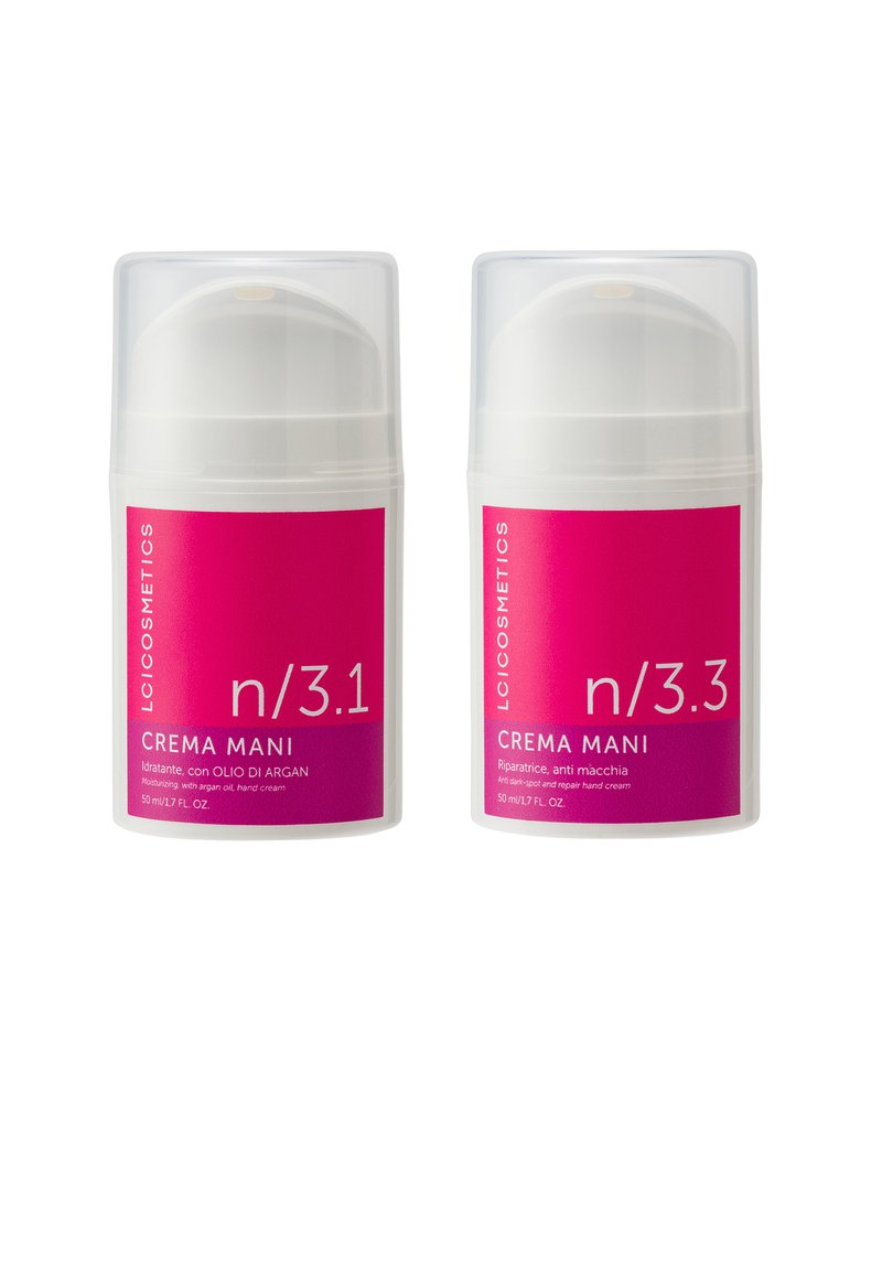 Due contenitori cilindrici bianchi con coperchi trasparenti. Le etichette in grassetto rosa riportano la scritta "Crema Mani" e i dettagli del prodotto, 50 ml ciascuno.