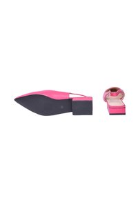 Scarpe con tacco alto rosa con punta affilata, superficie liscia e tacco a blocco. La suola presenta motivi di grip per una migliore aderenza.