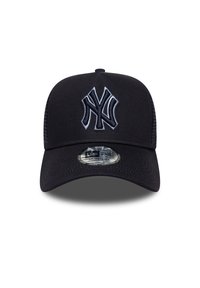 Μαύρο καπέλο με καμπύλη γείσο, πλευρές από δίχτυ και κεντημένο γκρι λογότυπο New York Yankees στο εμπρόσθιο μέρος. Περιλαμβάνεται ρυθμιζόμενος ιμάντας στο πίσω μέρος.