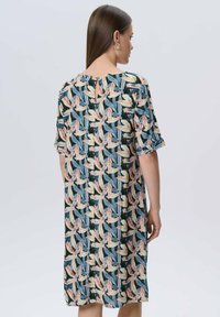 Kurzärmliges Kleid mit einem floralen und blattartigen Muster in Pastellfarben auf dunklem Hintergrund, mit einem Schlüsselaugen-Rückendetail.