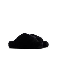Zapatillas de casa de peluche negro con una textura suave, diseño de punta abierta y suela gruesa. Presentan una forma redondeada y un estilo minimalista.