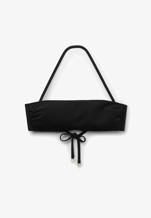 Schwarzes Bandeau-Bikinitop mit dünnem Neckholder und vorderer Bindung mit Metallschlaufen an den Enden.