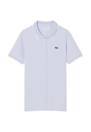 Lichtblauw poloshirt met korte mouwen, witte bies aan kraag en mouwen, knoopsluiting aan de voorkant en een groen krokodillenlogo op de borst.
