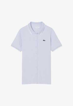 Lichtblauw poloshirt met korte mouwen, witte bies aan kraag en mouwen, knoopsluiting aan de voorkant en een groen krokodillenlogo op de borst.