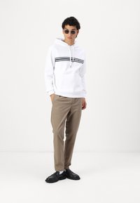Tommy Hilfiger CENTRAL CHEST STRIPE HOODY UNISEX - Sudadera - white