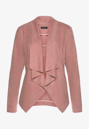Blazer rosa polvoriento con una textura suave tipo ante, que presenta un frente abierto y un diseño de cuello en capas. Mangas largas y detalles de dobladillo en ángulo.