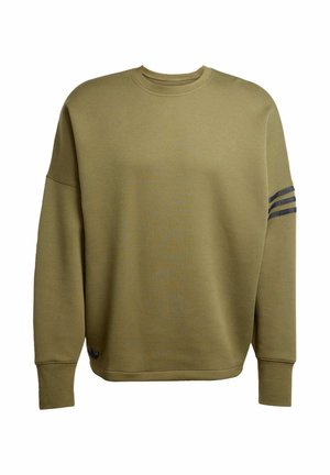 Sweter w kolorze oliwkowym wykonany z mieszanki bawełny, z okrągłym dekoltem, opadającymi ramionami, ściągaczami na mankietach oraz trzema granatowymi paskami na lewym rękawie.