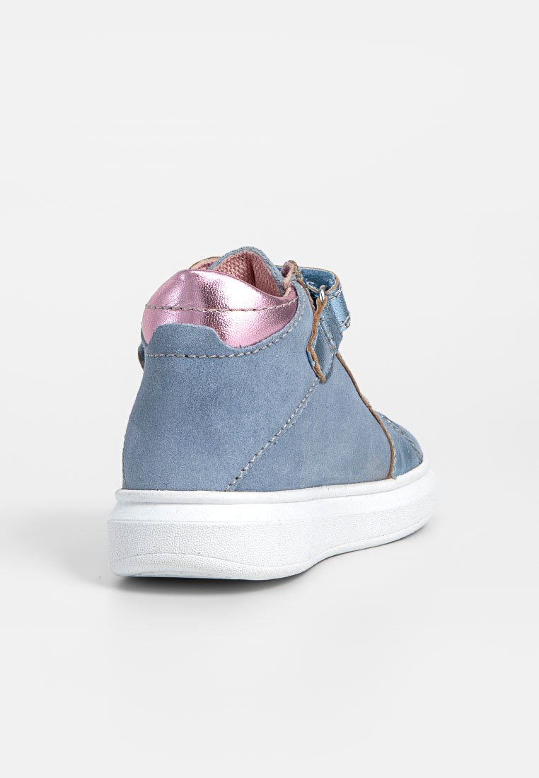Baskets en daim bleu avec des accents métalliques roses, une semelle en caoutchouc blanc et une sangle en Velcro. Texture lisse avec des détails de couture.