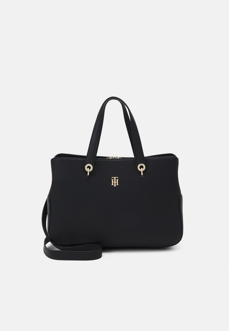 Borsa tote in pelle nera con doppio manico superiore, hardware in tonalità oro e logo impresso. Presenta una forma strutturata e una tracolla removibile.