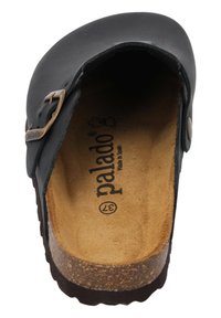 Zoccolo in pelle nera con punta arrotondata, fibbia metallica regolabile e soletta in sughero. Soletta interna di colore beige naturale e suola testurizzata. Marca: Palado.