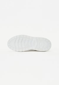 Suola di sneaker bianca con un motivo testurizzato, caratterizzata da scanalature flessibili e dettagli del logo. Realizzata in gomma per durabilità e aderenza.