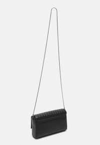 Borsa a tracolla in pelle nera con texture intrecciata sulla patta, tracolla in catena argentata e forma rettangolare. Finitura liscia in tutta la borsa.