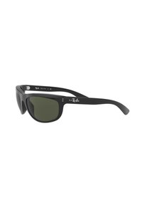 Schwarze Plastiksonnenbrille mit grau getönten Gläsern, mit einer Wraparound-Form und dem Ray-Ban-Logo auf der Seite.