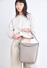 Calvin Klein SOFT SCULPT BUCKET BAG - Bolso de mano - cinder