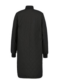 Svart quiltad lång kappa med hög krage, långa ärmar med manschetter och en slät textur. Har en strömlinjeformad design utan utsmyckningar.