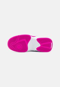 Laufschuhsohle in Rosa und Weiß mit strukturiertem Muster, Fischgrät-Design und einem runden Markenlogo.