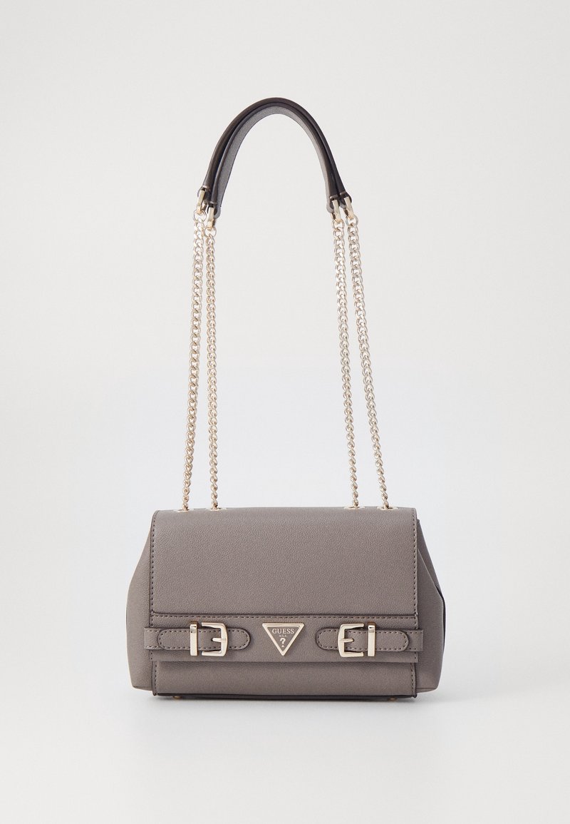 Grå syntetisk håndtaske med en struktureret form, sølv kædestropper, guld accenter, detaljer med frontlås og et trekantet logo.