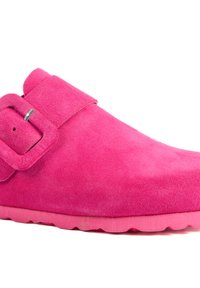 Chaussure à enfiler en daim rose avec une large bride dotée d'une boucle en argent, bout rond et semelle en caoutchouc texturé.