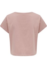 Camiseta rosa de manga corta y cuello redondo, hecha de una tela suave, con un corte relajado y un bajo recto, sin patrones ni detalles adicionales.