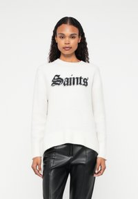 Biały wełniany sweter z okrągłym dekoltem, z puszystym czarnym logo "Saints" z przodu oraz ściągaczami na dole i przy mankietach.