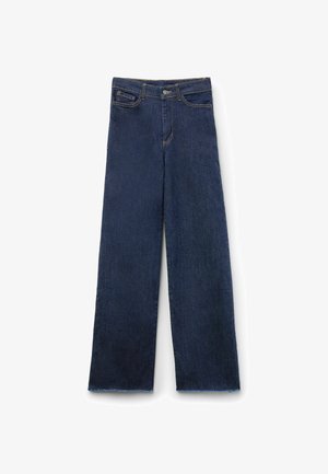 Jean large bleu foncé en denim, présentant un design classique à cinq poches et un ourlet brut aux chevilles.