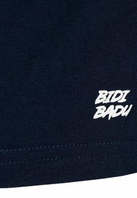 T-shirt in cotone blu navy con logo bianco "BIDI BADU". Il tessuto ha una texture liscia con una forma aderente e cuciture ordinate.