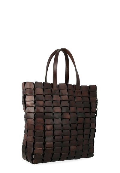 Borsa a tote in pelle marrone con un design intrecciato composto da pezzi rettangolari. Due manici piatti e apertura superiore. Texture liscia e forma minimalista.