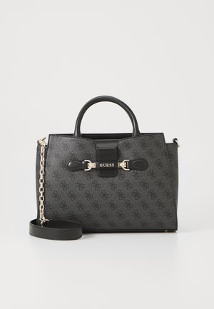 Schwarze Guess Handtasche mit geprägtem Logomuster, oberen Griffen, abnehmbarem Schulterriemen mit Kettendetail und goldfarbenem Beschlag vorne.