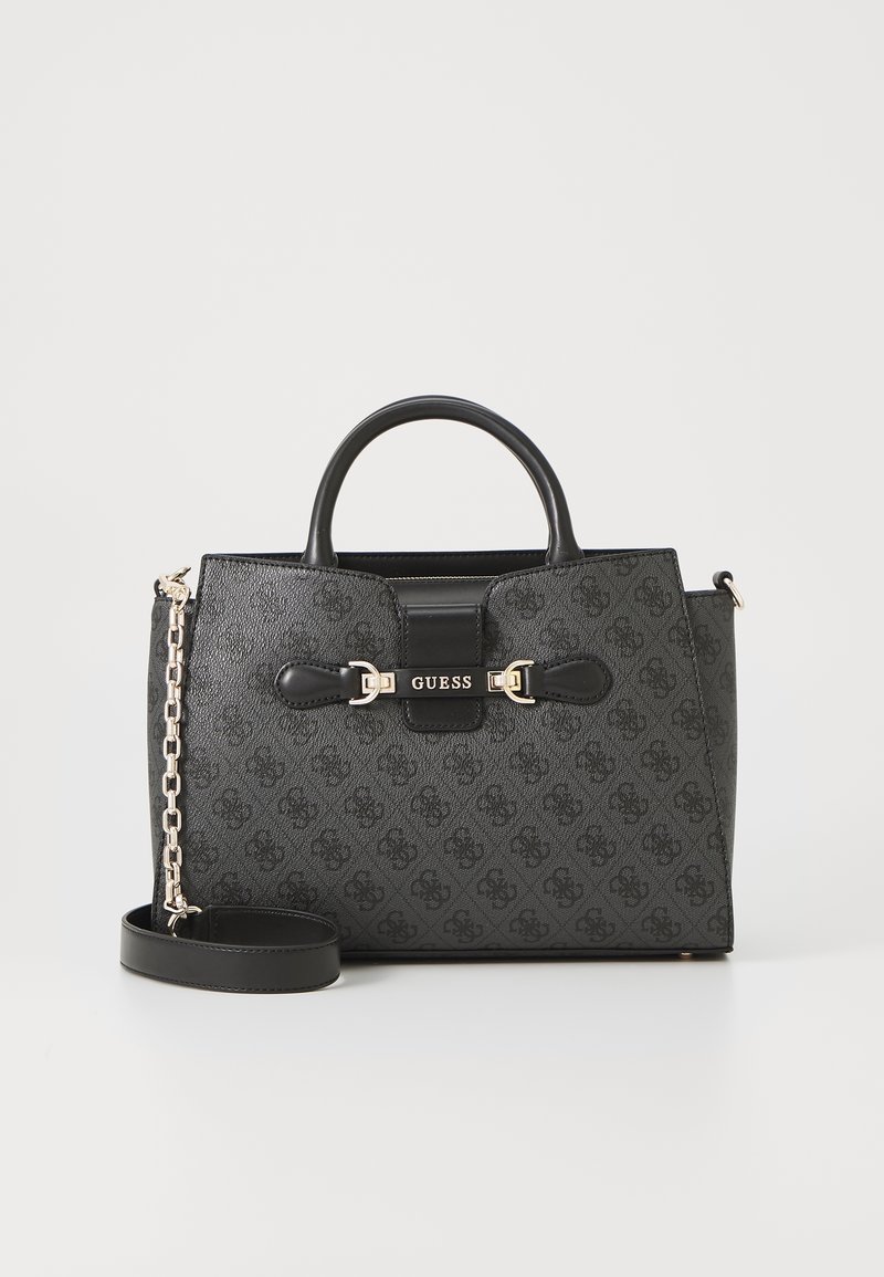 Sac à main noir Guess avec motif logo embossé, poignées supérieures, bandoulière amovible avec détail chaîne, et ferrures dorées à l'avant.