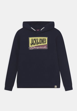 Marineblauer Kapuzenpullover mit einem gelben und pinken rechteckigen Logo auf der Brust, auf dem "JACK & JONES Originals" steht, und weißen Kordeln.