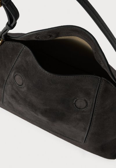 Zwarte suède handtas met een gestructureerde vorm, voorzien van een gladde binnenvoering en twee ronde magnetische sluitingen. Verstelbare band inbegrepen.