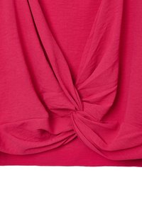 Top fucsia realizzato in un tessuto morbido e leggero; presenta un dettaglio annodato in vita e drappeggi fluttuanti, creando una silhouette rilassata.