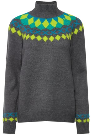 Grå sweater med høj hals, prydet med et livligt geometrisk mønster i blå, grøn og gul over skuldrene og ærmerne.