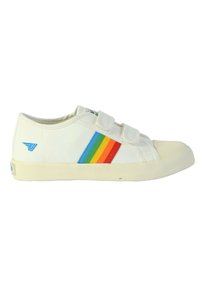 Zapatilla de lona blanca con tres correas de velcro, que presenta franjas verticales multicolores en rojo, naranja, amarillo, verde y azul. Suela de goma.