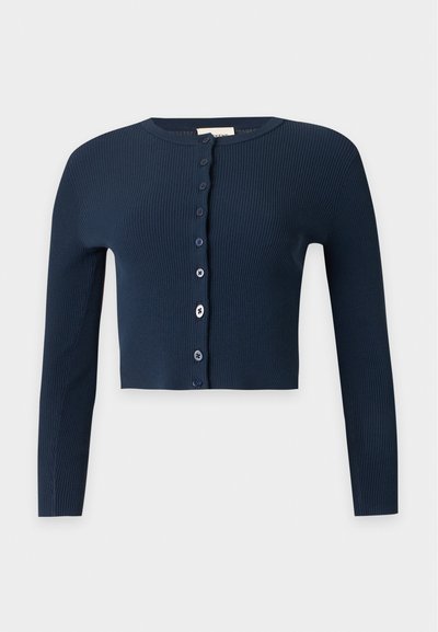 Cardigan court côtelé bleu marine avec manches longues et fermeture à boutons dépareillés sur le devant.