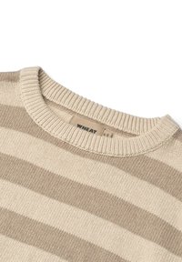 Beige-randig stickad tröja med ribbad rund hals och etikett som visar "WHEAT." Mjuk textur och växlande ljusa och mörka beige ränder.
