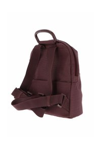 Sac à dos compact bordeaux avec des bretelles ajustables et une poignée supérieure robuste, montré de dos sur un fond blanc.