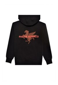 Sudadera negra con un gráfico de un caballo en líneas naranjas, texto "PAS DE MONACO" debajo, con un clásico bolsillo canguro y puños acanalados.