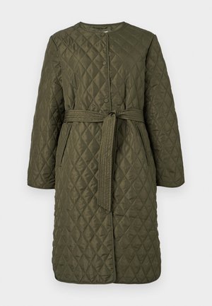 Χακί πράσινο καπιτονέ παλτό με στρογγυλή λαιμόκοψη, κουμπιά μπροστά, πλαϊνές τσέπες και δεμένη ζώνη στη μέση για ρύθμιση.