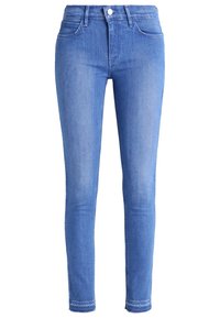 Jeans ajustados de denim azul, con una cintura alta, diseño de cinco bolsillos, cierre de botón y cremallera, con una textura suave y un lavado medio.