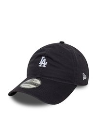 Svart bomullsbebiecap med justerbar stropp, med hvit brodert "LA" logo på forsiden og en strukturert krone-design.