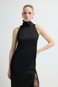 Czarna jedwabista sukienka bez rękawów z wysokim kołnierzem, bocznym rozcięciem odsłaniającym koronkowy detal oraz gładką fakturą. Charakteryzuje się dopasowanym krojem.