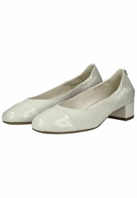 Weiße Leder-Ballerinas mit glänzender Zehenkappe, runder Form und niedrigem Blockabsatz. Das Innere ist mit weichem Futter und elastischen Öffnungen ausgestattet.