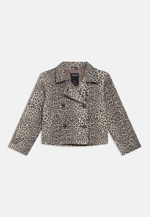 Leopardmønstret cropped dobbeltradet jakke med bred krave og lange ærmer, lagt fladt på en hvid baggrund.