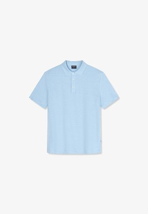 Hellblaues kurzärmeliges Poloshirt mit drei weißen Knöpfen und einem Kragen, flach auf weißem Hintergrund dargestellt.