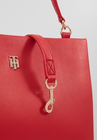 Tommy Hilfiger MODERN SATCHEL - Handtasche - red